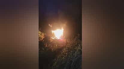 UP: ललितपुर में परचून के सामान से भरे कंटेनर में पलटने के बाद लगी भीषण आग, एक करोड़ का नुकसान huge fire broke out in container full of grocery items after overturned in Lalitpur