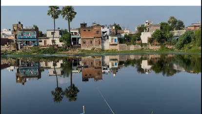 Gorakhpur Municipal Corporation removed the filth of Moti Pokhara, now the bottom is visible