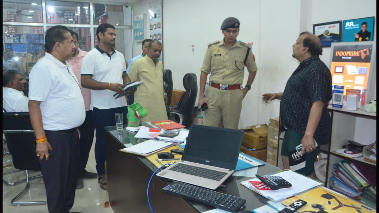 More than Rs 45 lakh was stolen from the shop of Khantu Shyam Distributor in Gorakhpur.