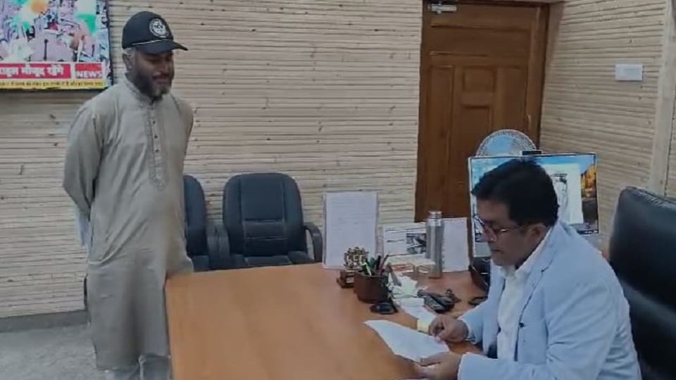 people reached Collectorate after road worth Rs 24 lakh was broken in six months in pithoragarh