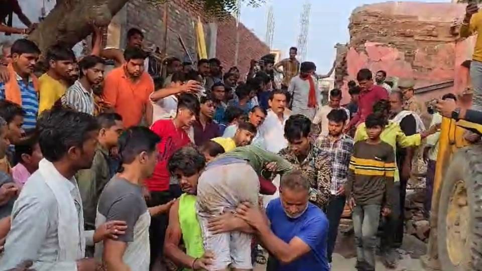laborer died while four people injured after house collapsed While demolition was going on in Etah