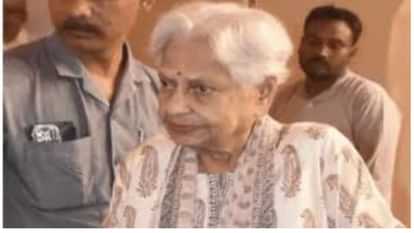 Jaya Bachchan Mother alive suffered spinal fracture hospitalised her family sources Clarifies False Death News