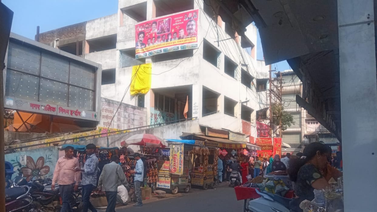 Special on Diwali: The sound of 180 year old Bajajkhana Chowk still persists in the old markets of Indore.