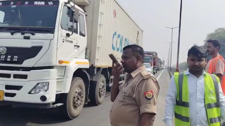 Tanker collided with divider on highway, narrowly escaped overturning, police are removing massive traffic jam