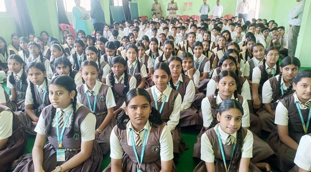 Amar Ujala police school organized, CO said- don't fall in the trap of increasing likes and followers