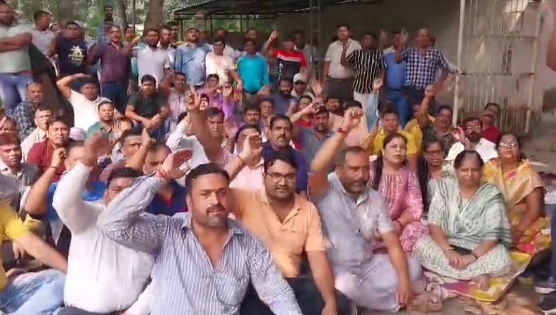 Field gun workers took out a procession, accused the cooperative society of financial irregularities