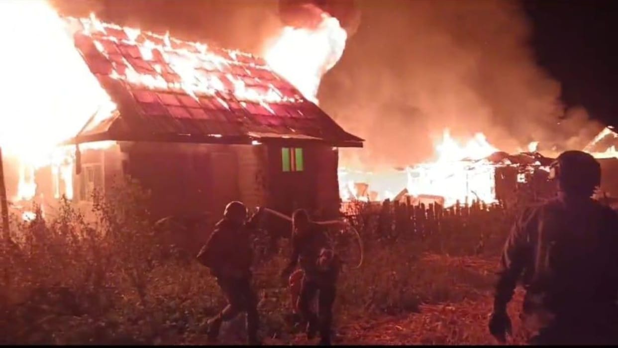 Jammu Kashmir: A massive fire broke out in Kupwara, four houses and a shop were gutted, local people and the a