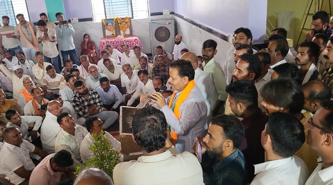 कार्यकर्ताओं की बात सुनते बुधनी चुनाव सह प्रभारी रामपाल सिंह