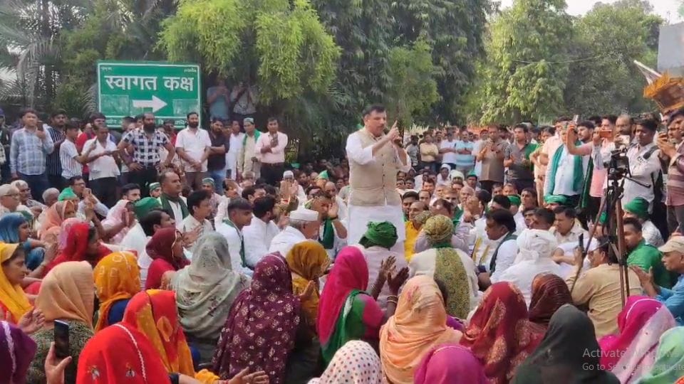 Mahapanchayat of farmers held outside Noida Authority office