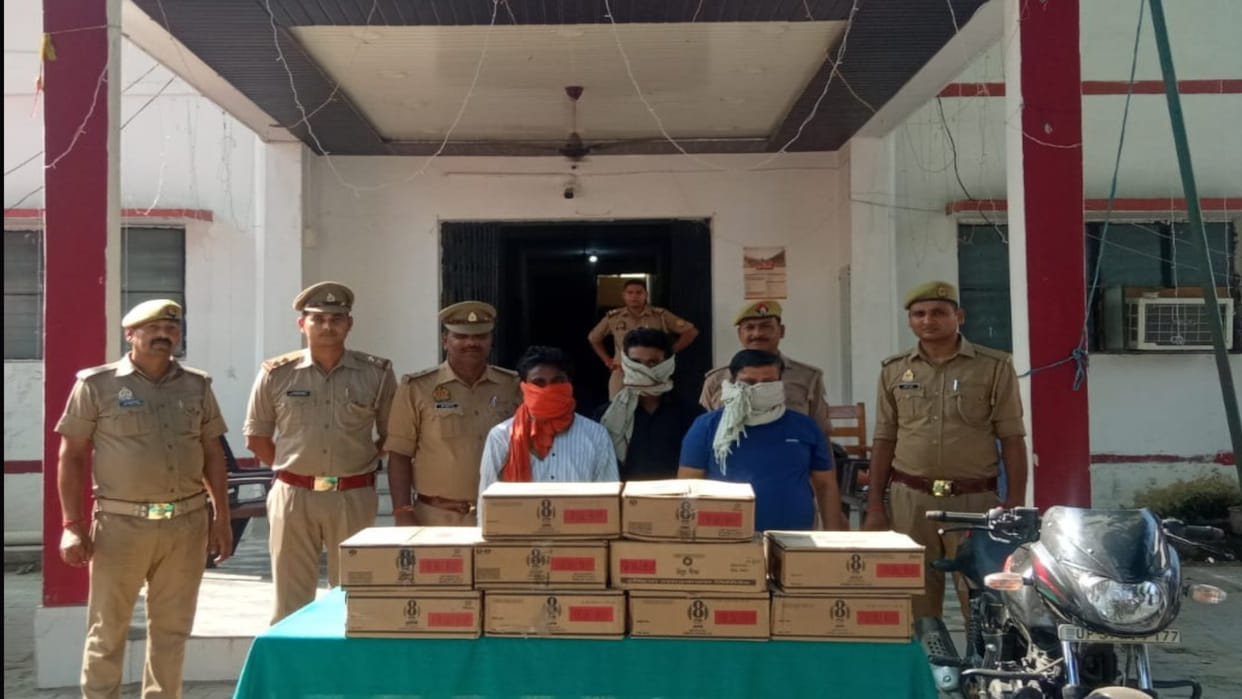 Three people including SP leader arrested for liquor smuggling in Kushinagar, found doing illegal business