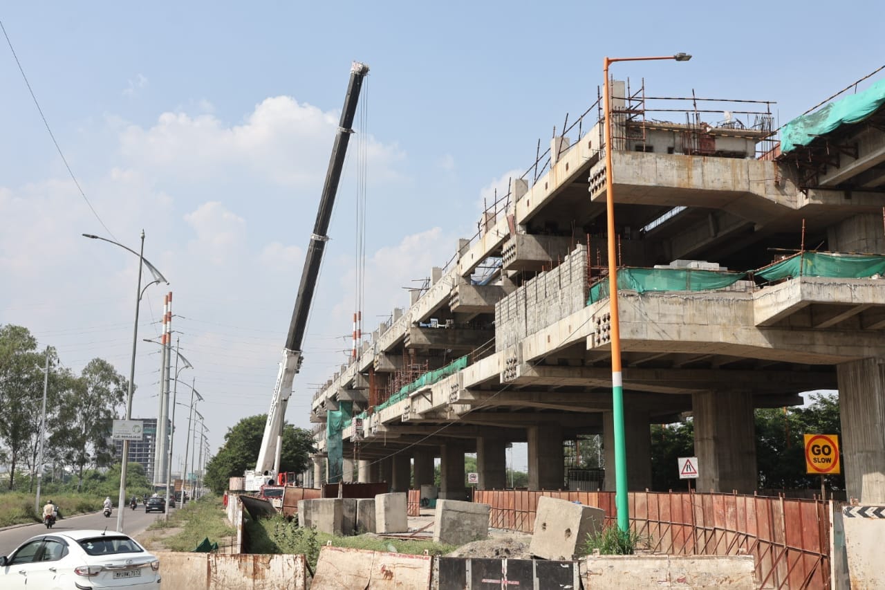 Indore News Now The Weight Bearing Test Of Metro Track Is Being Done