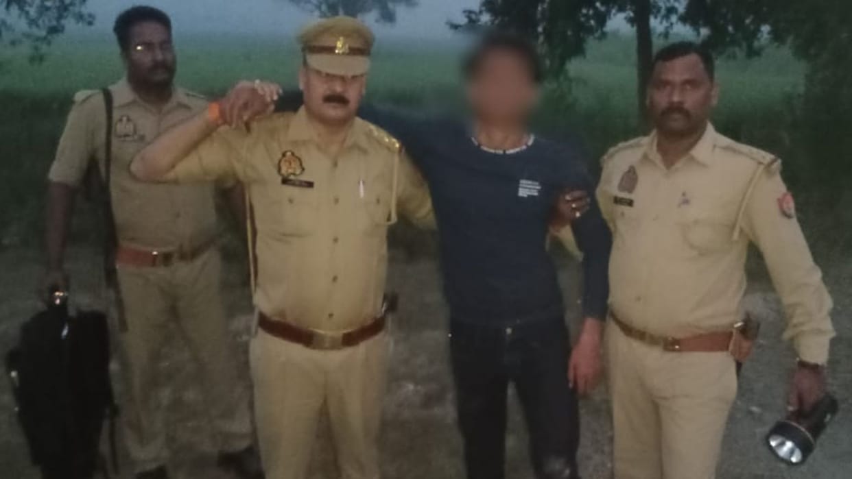 Ghazipur News pistol of SI snatched fired at police got shot leg in encounter arrested