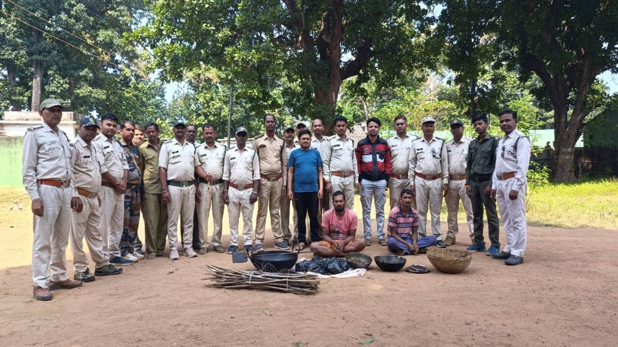 Umaria forest department caught accused who hunted two wild boars by applying electric current