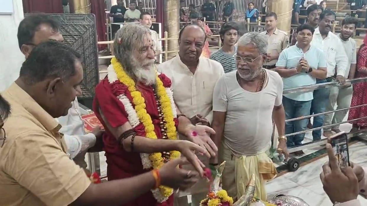 Ujjain Mahamandleshwar Swami Vishwatmanand reached Ujjain sanctum sanctorum and performed worship