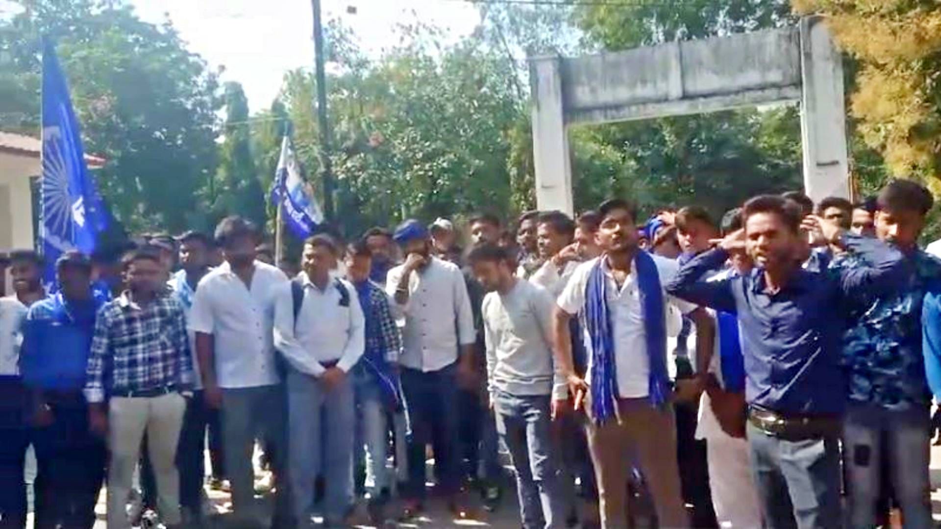 प्रदर्शन में मौजूद लोग