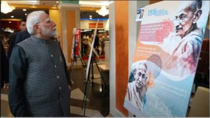 पीएम मोदी ने कजान में देखी महात्मा गांधी पर प्रदर्शनी