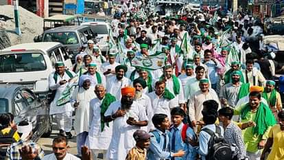 पदयात्रा में शामिल किसानों का काफिला।