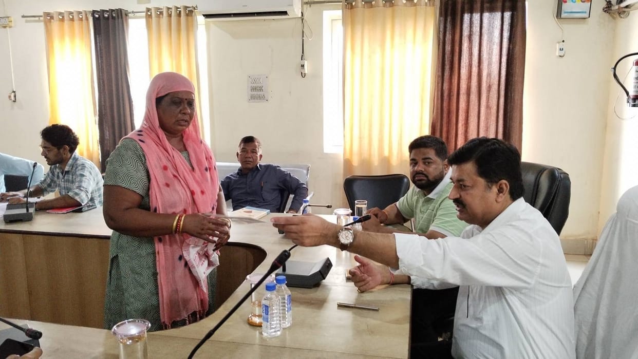 woman started crying in front of Fatehabad DMC when her income was not mentioned in family identity card