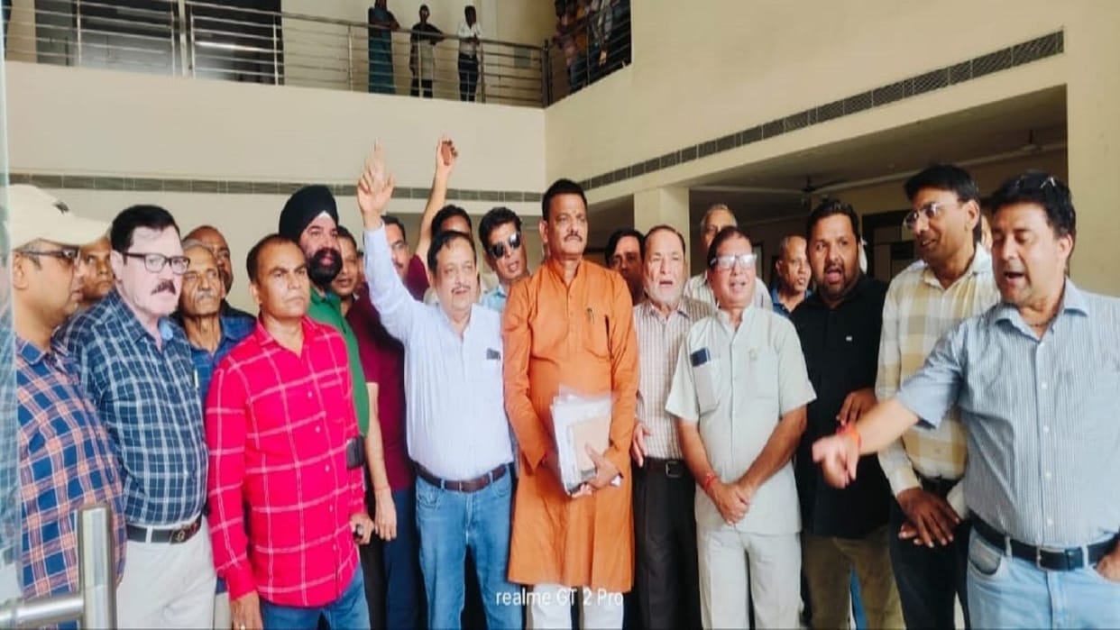 People fed up with errors in house tax bills protested in nagar nigam bareilly