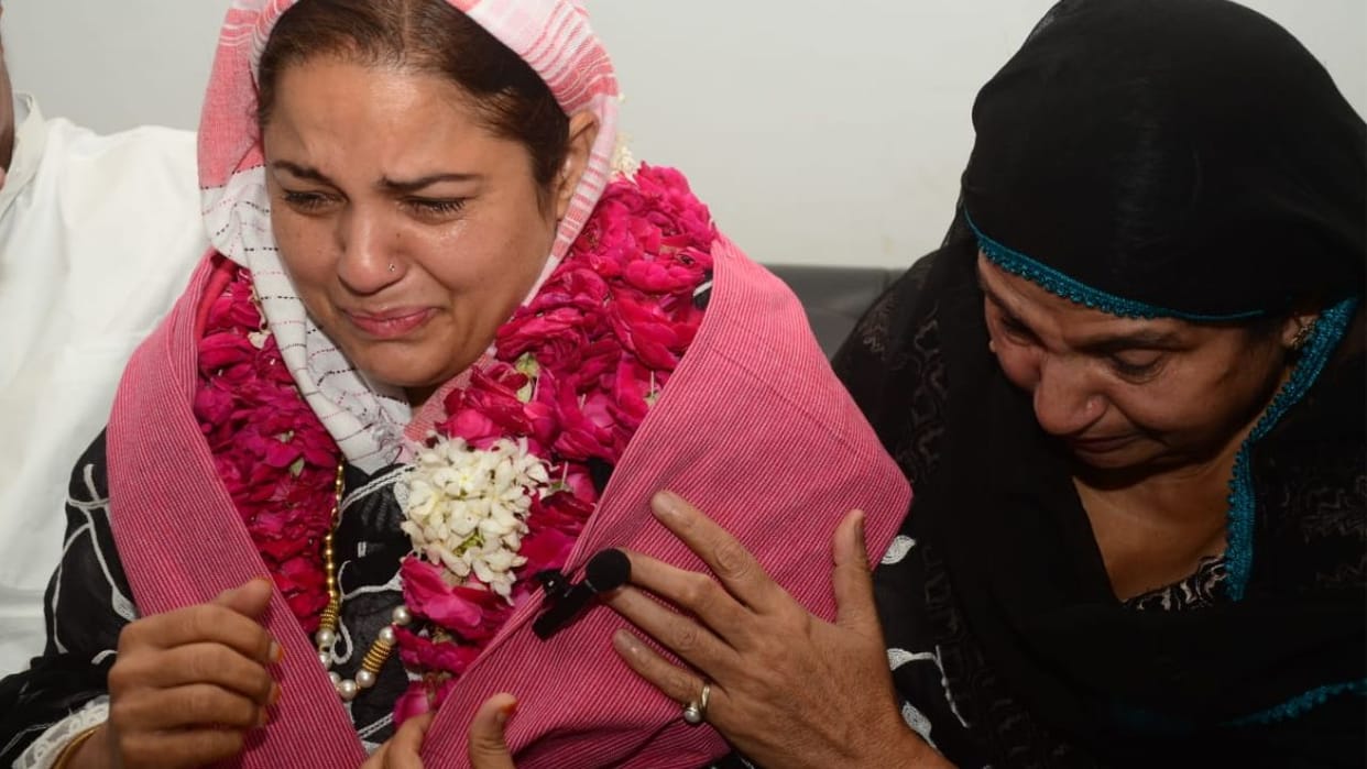 UP by-election: During nomination in Phulpur, there was a scuffle with SP leaders, the candidate started cryin