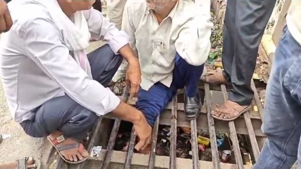 Alwar News: A person's leg stuck at the main gate of hospital, cut and removed with the help of a gas cutter