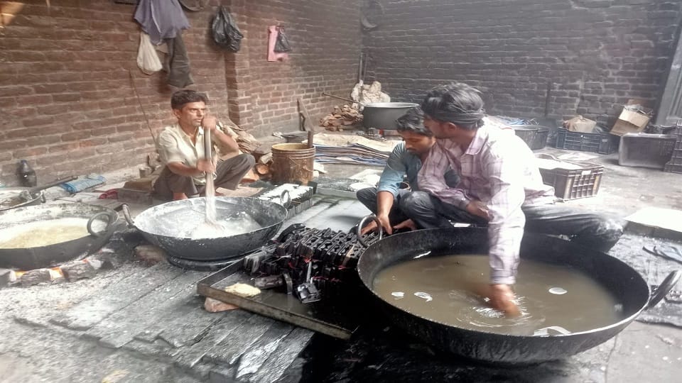 Uttarakhand News: Use of chalk to whiten Batashe in ramnagar