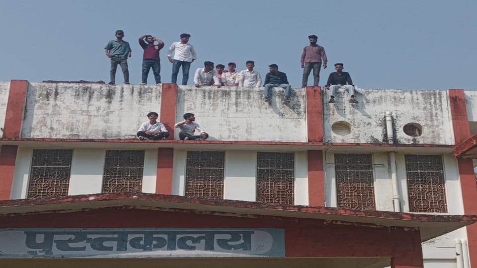 Uttarakhand News: Angry students locked out the ramnagar college