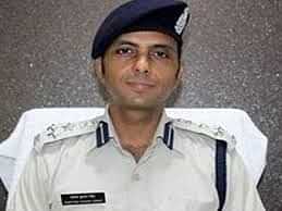 Indore News: आधी रात को तबादले, संतोष कुमार सिंह बने इंदौर के नए पुलिस कमिश्नर,सात आईपीएस अफसरों के तबादले Indore News: Indore Commissioner changed at midnight, Santosh Kumar Singh became Police Commissioner, seven IP