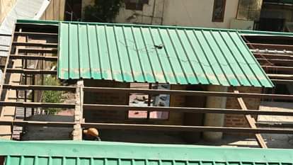 शिमला के संजौली में मस्जिद का छत तोड़ा ।