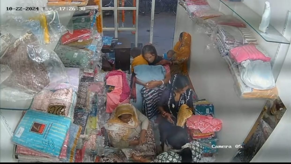 Women stole clothes after talking at a shop in Fatehabad, incident captured in CCTV