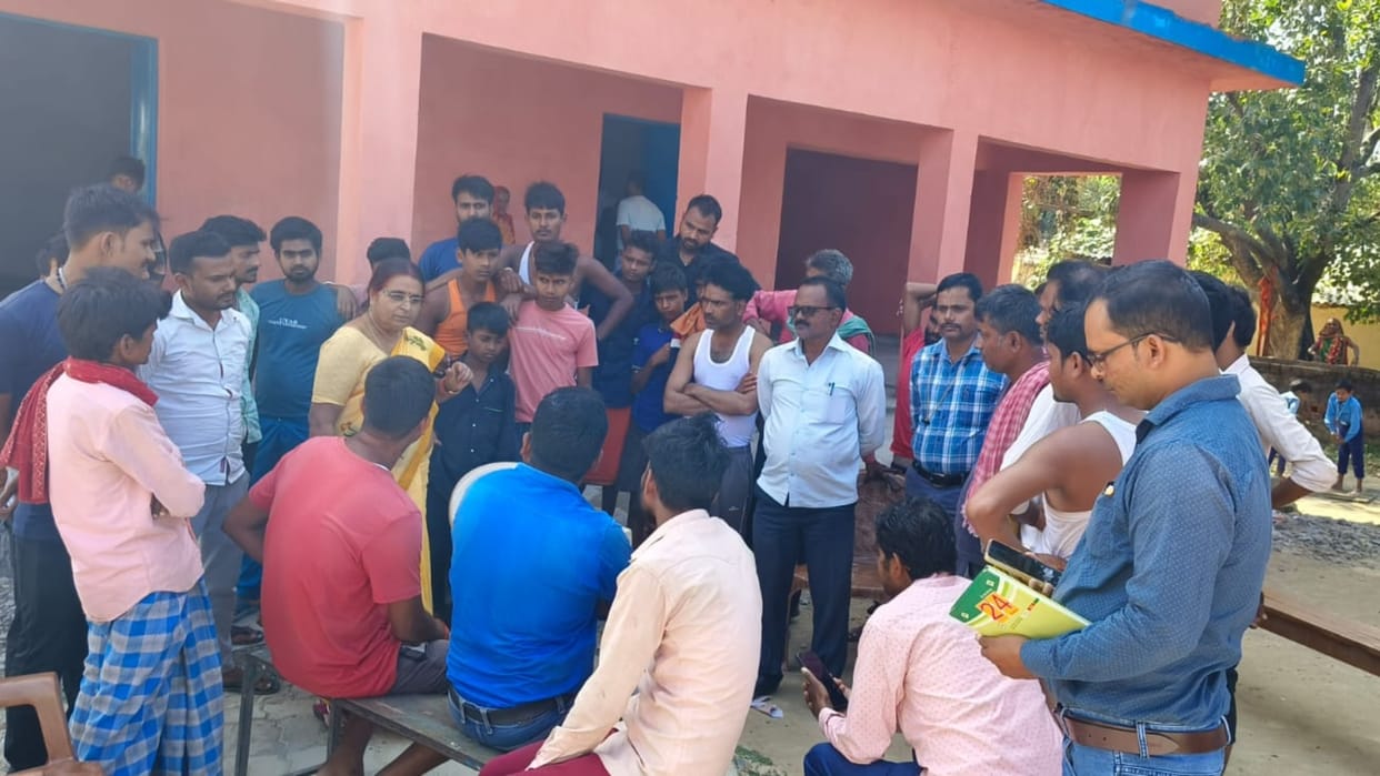 Bihar News : Teacher and female teacher were doing dirty acts in Bettiah school
