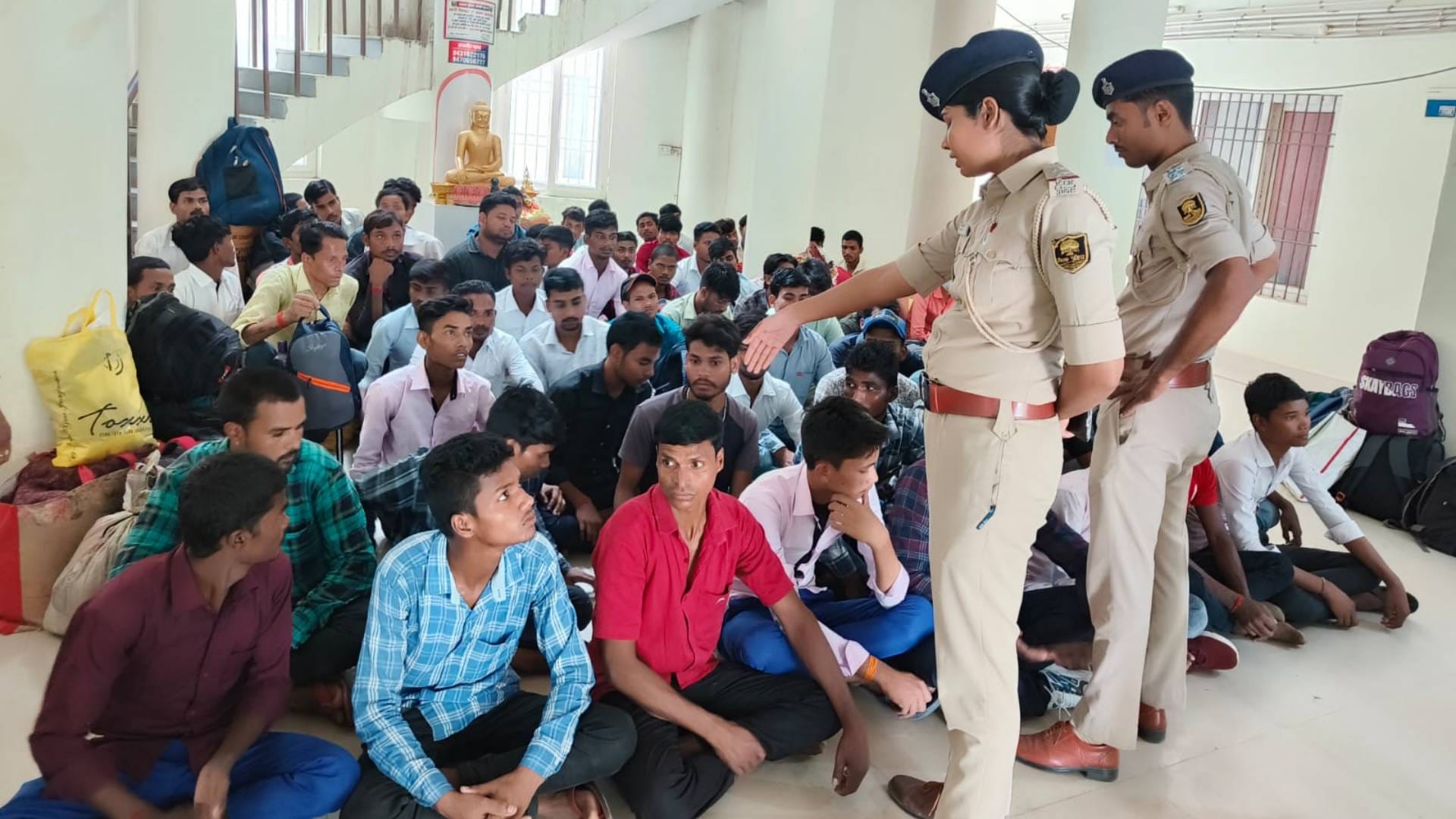 Bihar Raid on fake Global India Private Limited Company DSP freed 80 youths who were victims of fraud