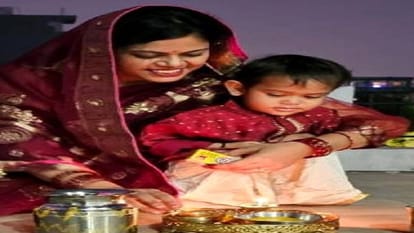 बेटे धैर्य के साथ पूजा करतीं दीक्षा