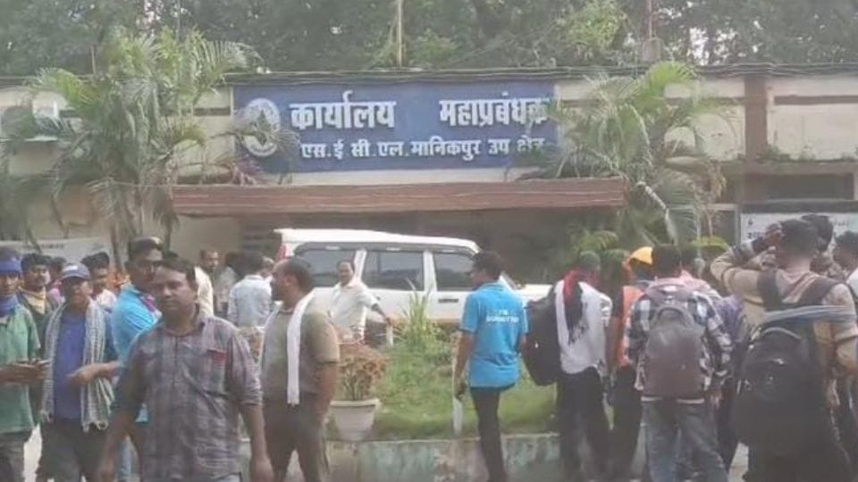 Employees open front in SECL in Korba demanding Diwali bonus