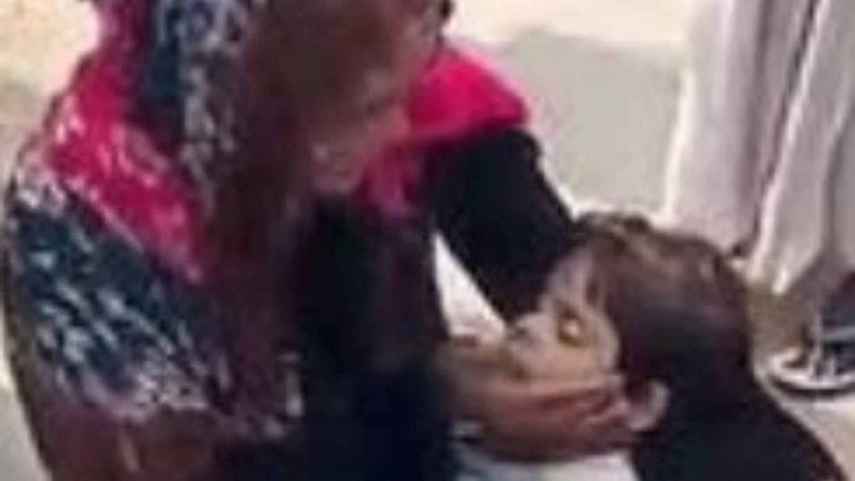 Doctors kept playing in medical college ten year old girl died in lap of mother