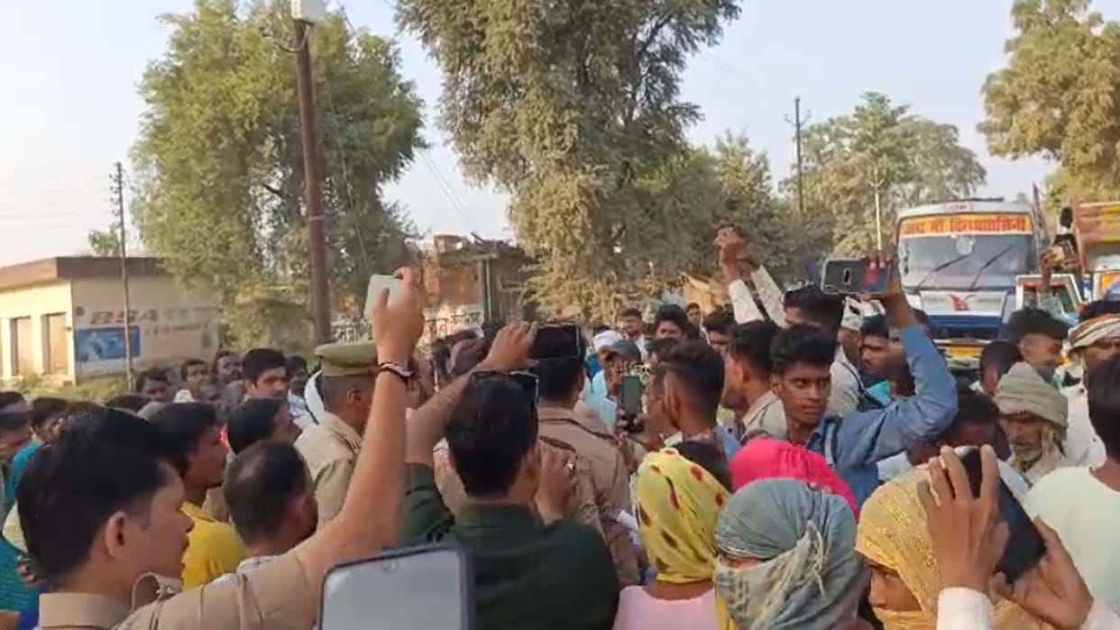 Hardoi: angry farmers blocked the road when they did not get DAP