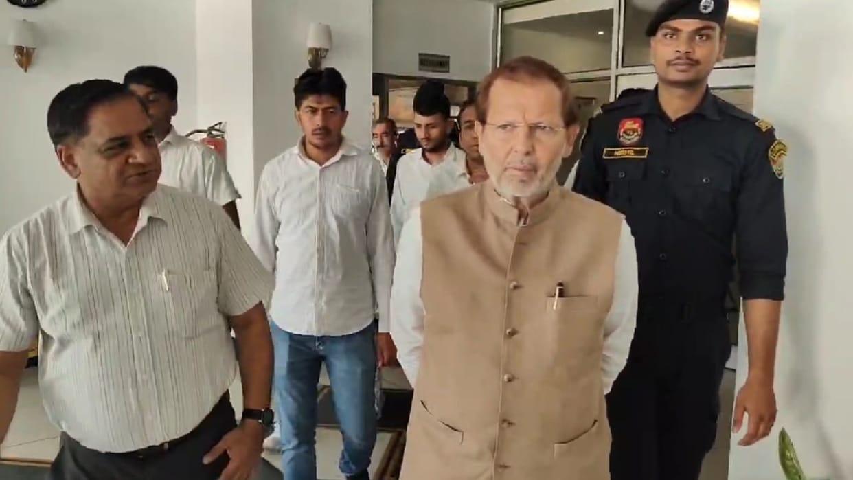 Tourism Minister Dr. Arvind Sharma did a surprise inspection of Pipli Parakeet Center