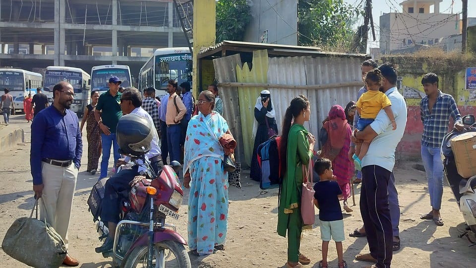 Buses remained standing due to employee strike in udham singh nagar