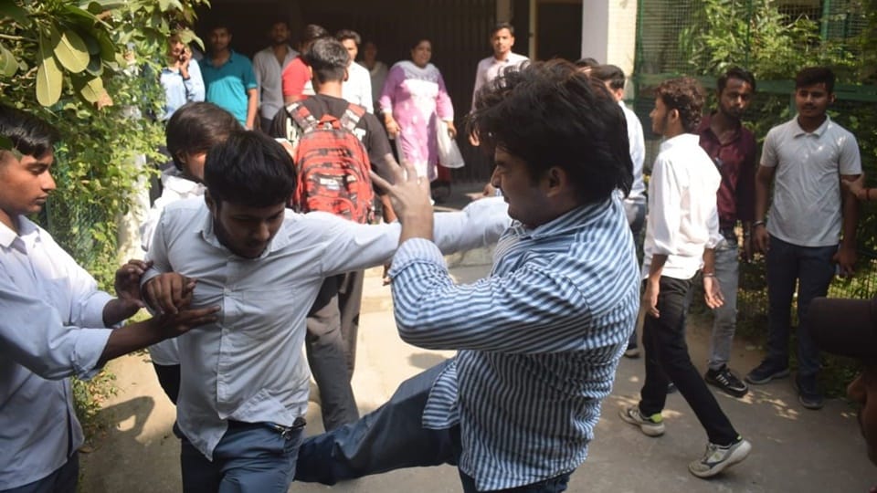Moradabad: Students are troubled by outsiders in Hindu College, police is not taking any action