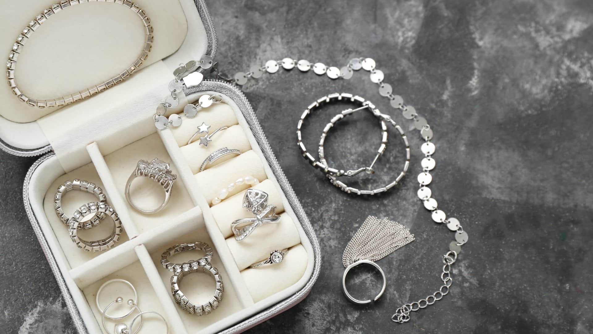 Small Business Ideas in 2000 Rupees Mini Gift Hampers Bead Jewellery and Card Making Investment and Benefits