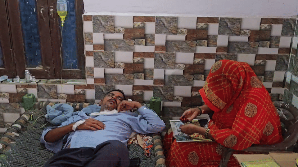 Hospital inside house dengue patient health department team surprised to see such a system of Fake doctor
