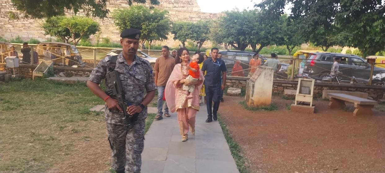 Actress Kangana Ranaut reached Chittor and visited the fort with her family