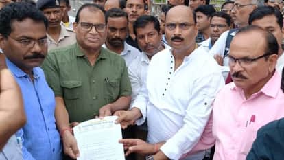 teachers submitted memorandum to collector in name of CM After protest rally in Kabirdham