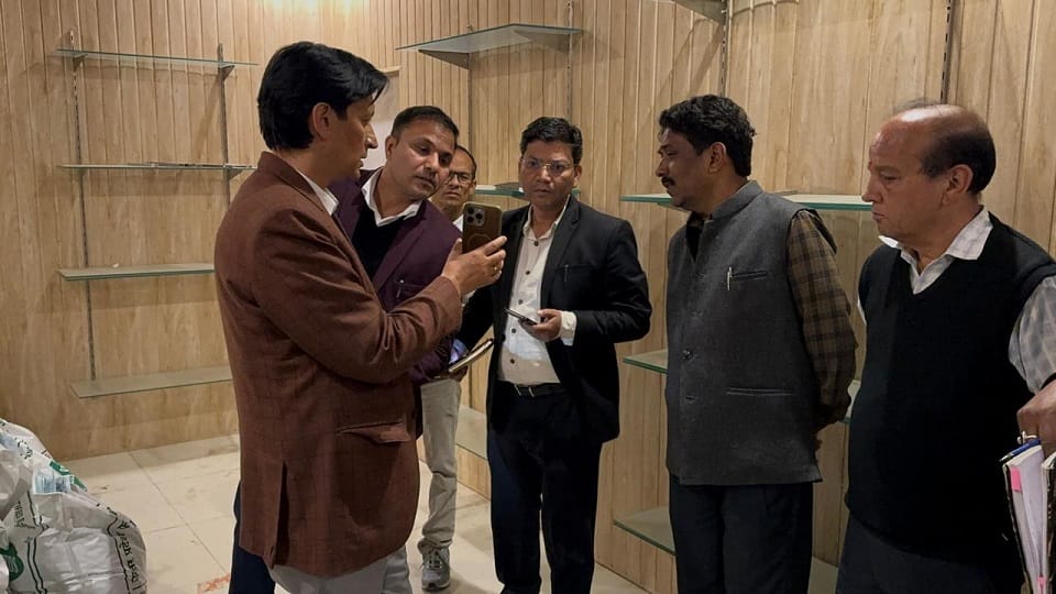 Kumaon Commissioner Deepak Rawat raided the outlet center of the Horticulture Department bhimtal