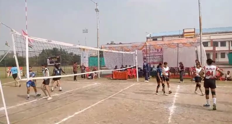 State level volleyball competition begins, tough competition between different teams on the first day