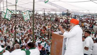 किसान महापंचायत में बोलते चौधरी राकेश टिकैत।