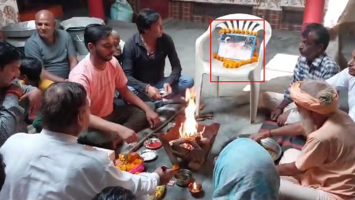 Shamli: dog of the neighborhood died, villagers performed the last rites, tehranvi and hawan also