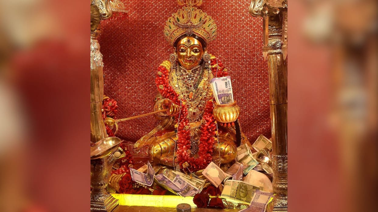 Devotees Annapurna temple from Vishwanath Dham two queues formed for darshan know the reason