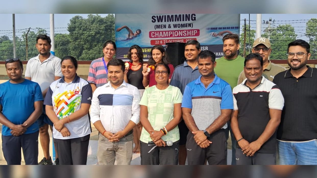 Faculty of Arts and MMV overall champions swimming Ayushi and Aditya became best swimmers