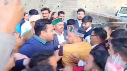 Congress workers clashed in front of Minister Jagat Singh Negi, there was a lot of pushing and shoving